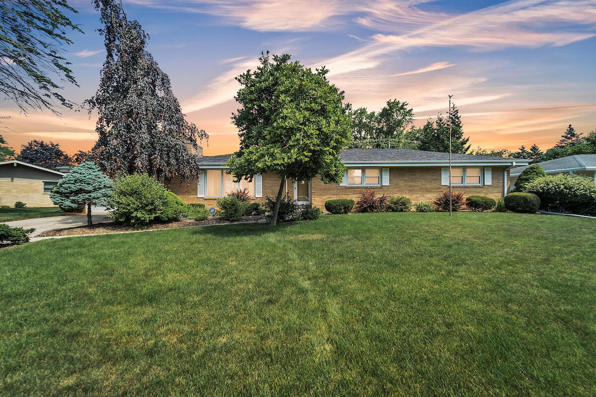 3759 North Bay Dr, Racine, WI 53402