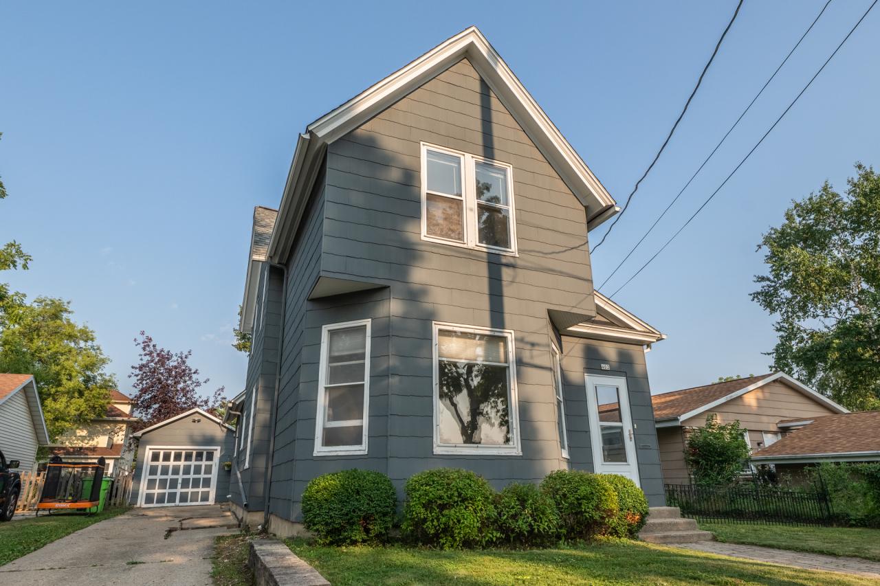 402 N Johnson St, Hartford, WI 53027