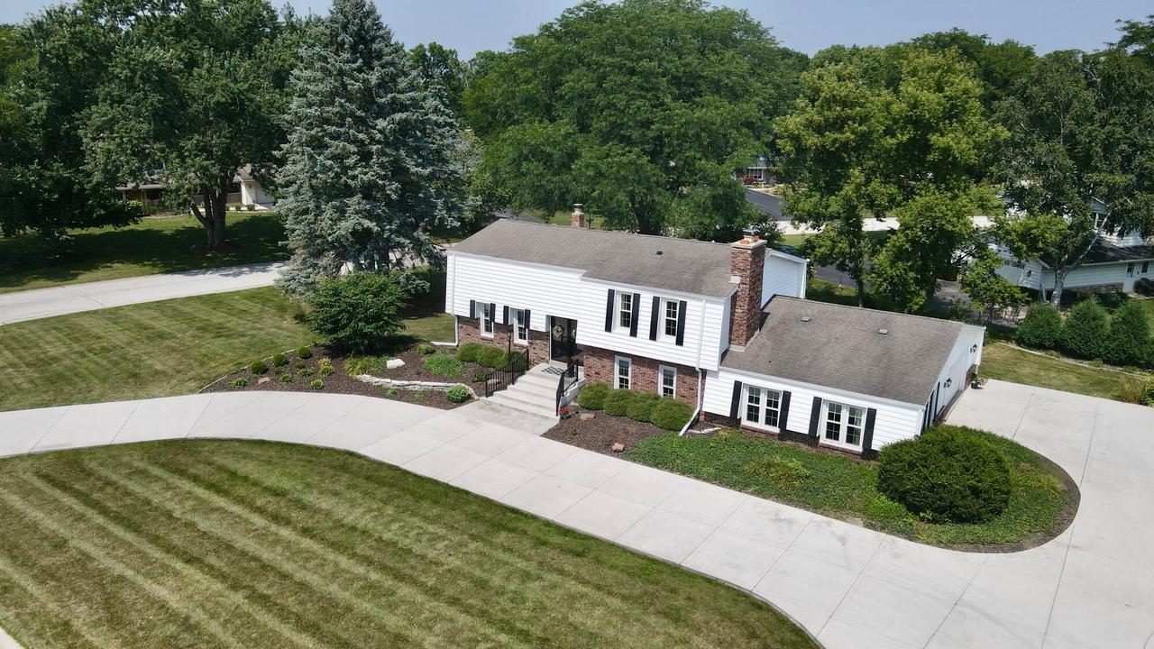 2550 Coach House Dr, Brookfield, WI 53045