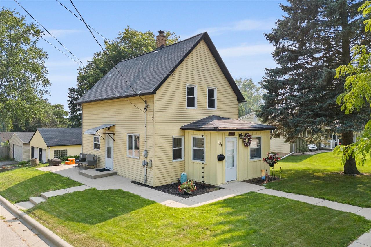 321 W Dodge St, Port Washington, WI 53074