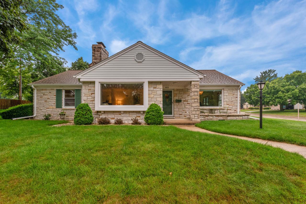 855 Center St, Hartford, WI 53027