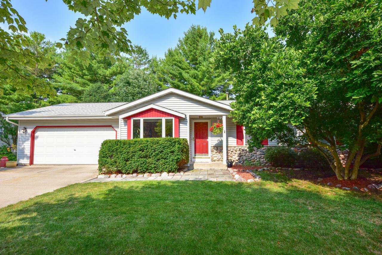W200N16485 Pine Dr, Jackson, WI 53037