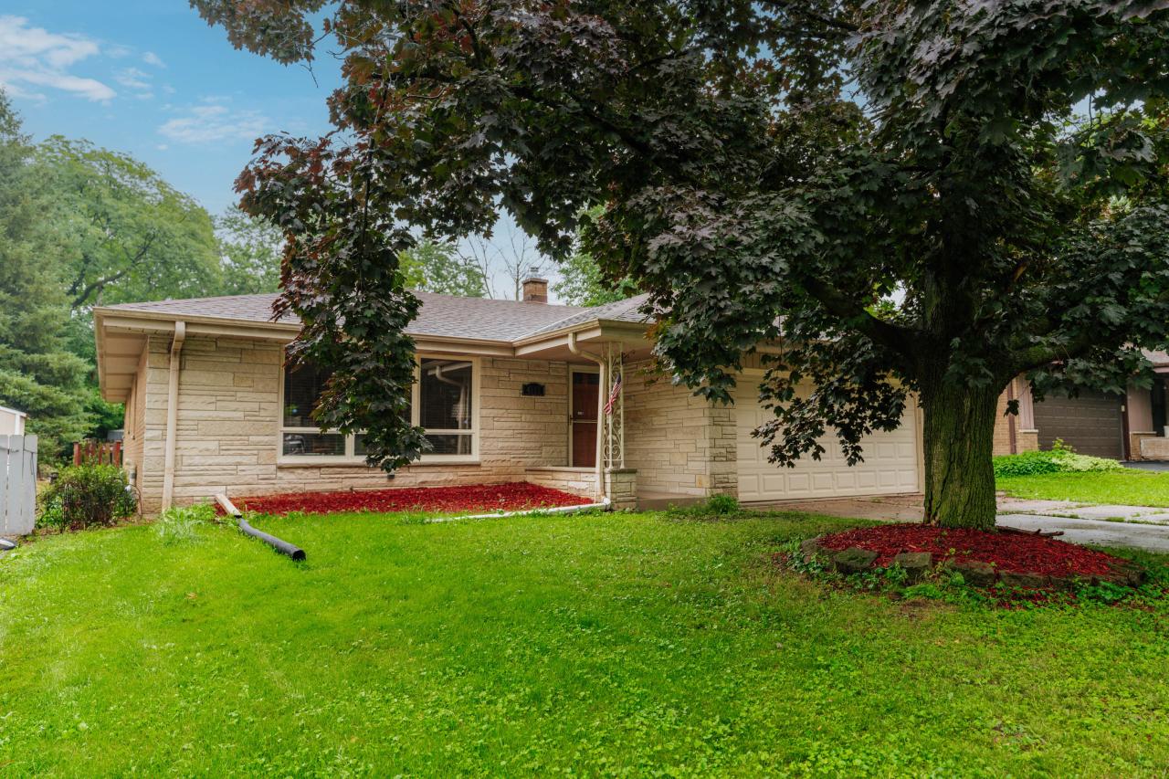 4212 N 95th St, Wauwatosa, WI 53222