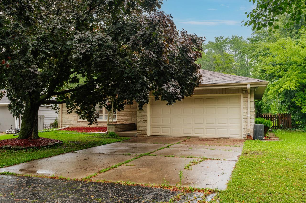 4212 N 95th St, Wauwatosa, WI 53222