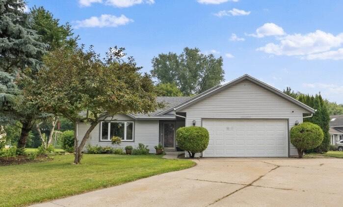 N28W22560 Foxwood Ln, Pewaukee, WI 53186