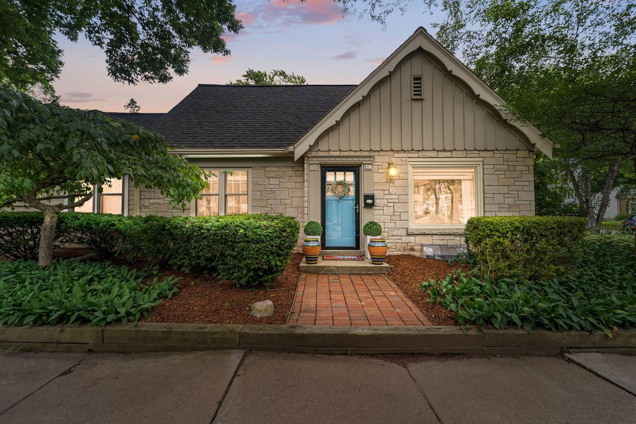 801 E Chateau Pl, Whitefish Bay, WI 53217