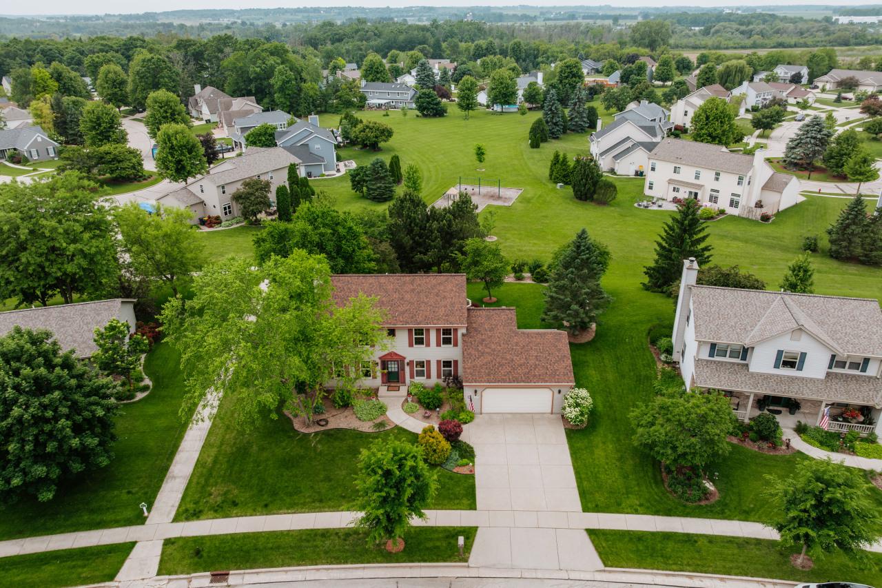 W210N16571 Glencoe Ln, Jackson, WI 53037