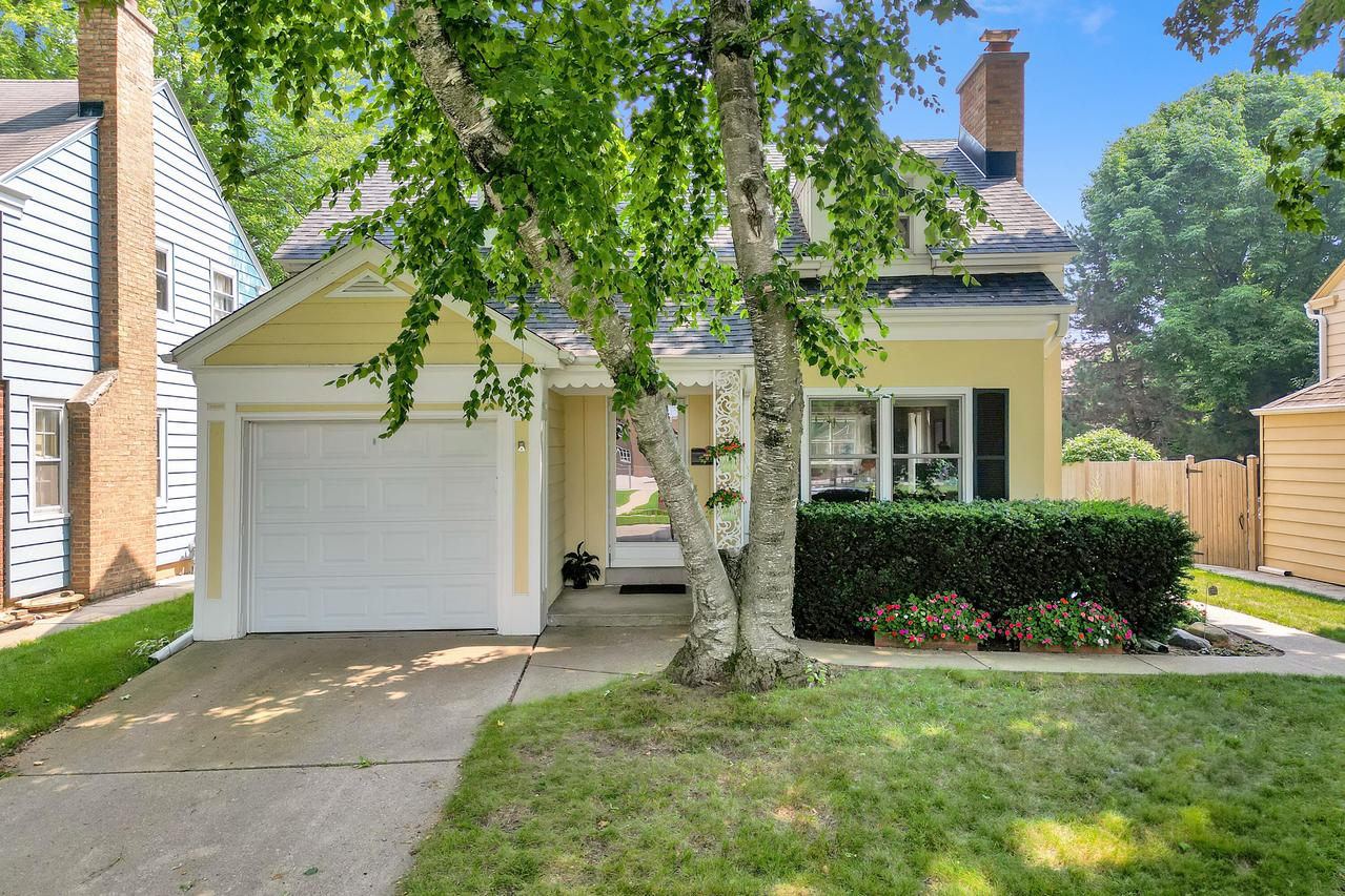 4758 N Ardmore Ave, Whitefish Bay, WI 53211