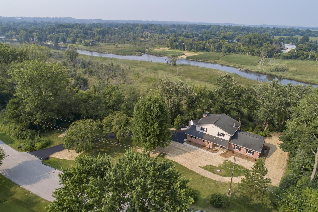 S95W23000 River Oaks Dr, Vernon, WI 53103