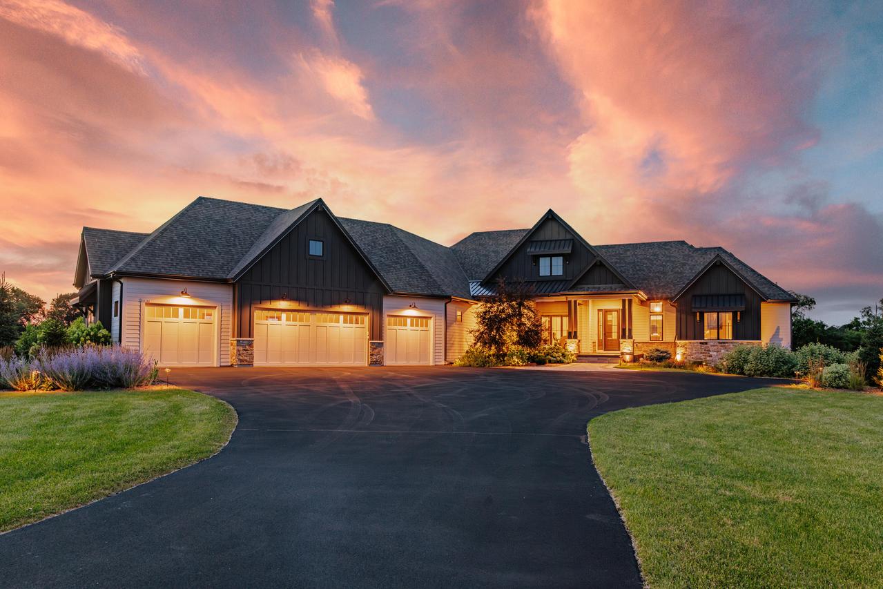 10122 W Farmdale Estates, Mequon, WI 53097