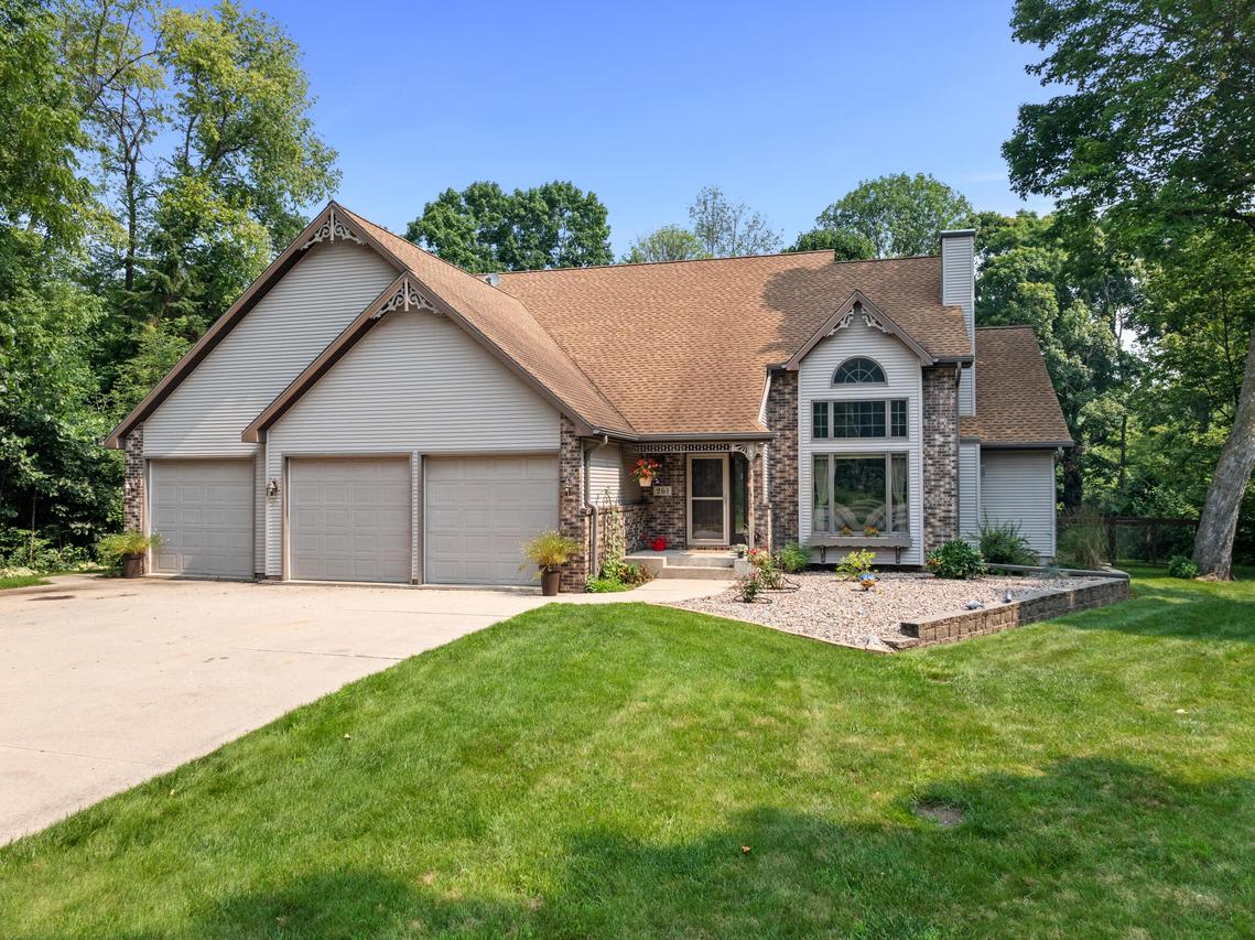 261 Riverwood Dr, Mishicot, WI 54228
