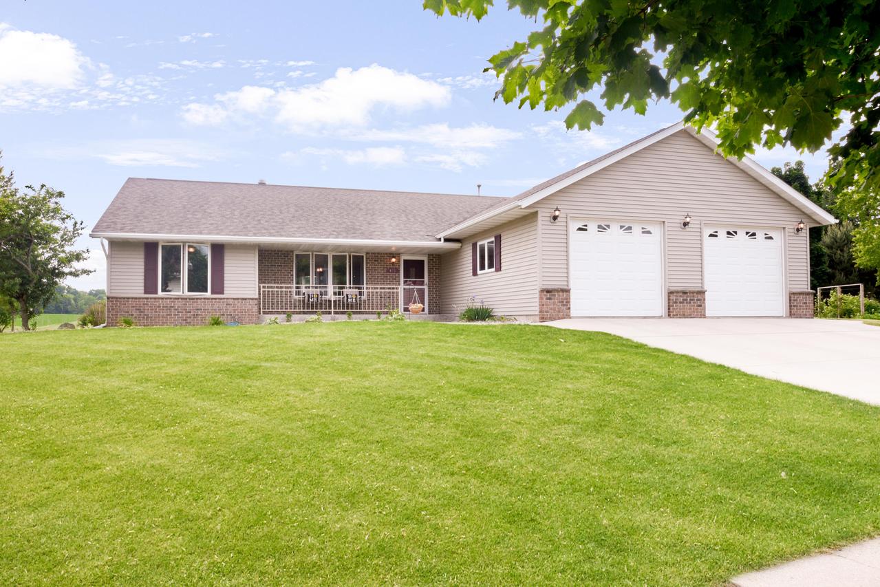 875 Odawa Cir, Kewaskum, WI 53040