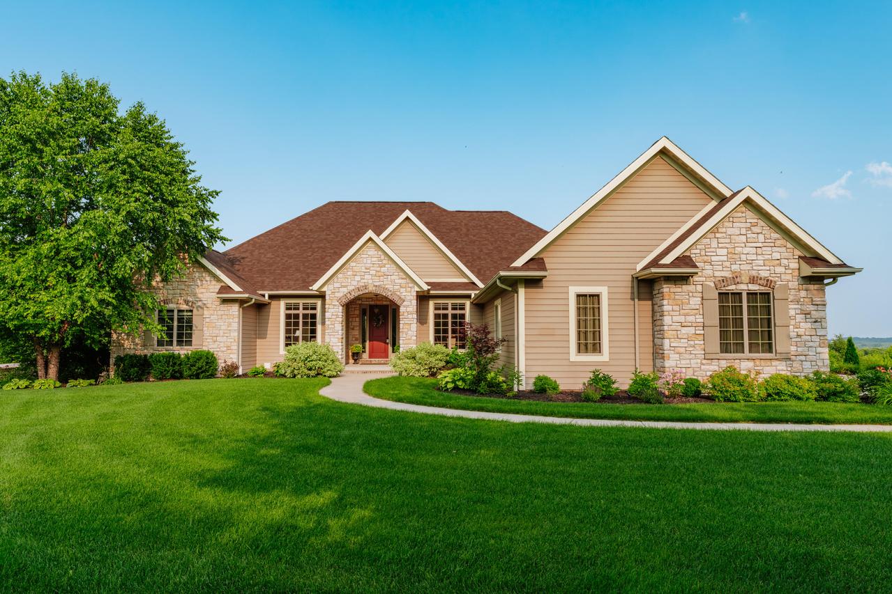 842 Stepping Stone Way, Pewaukee, WI 53072