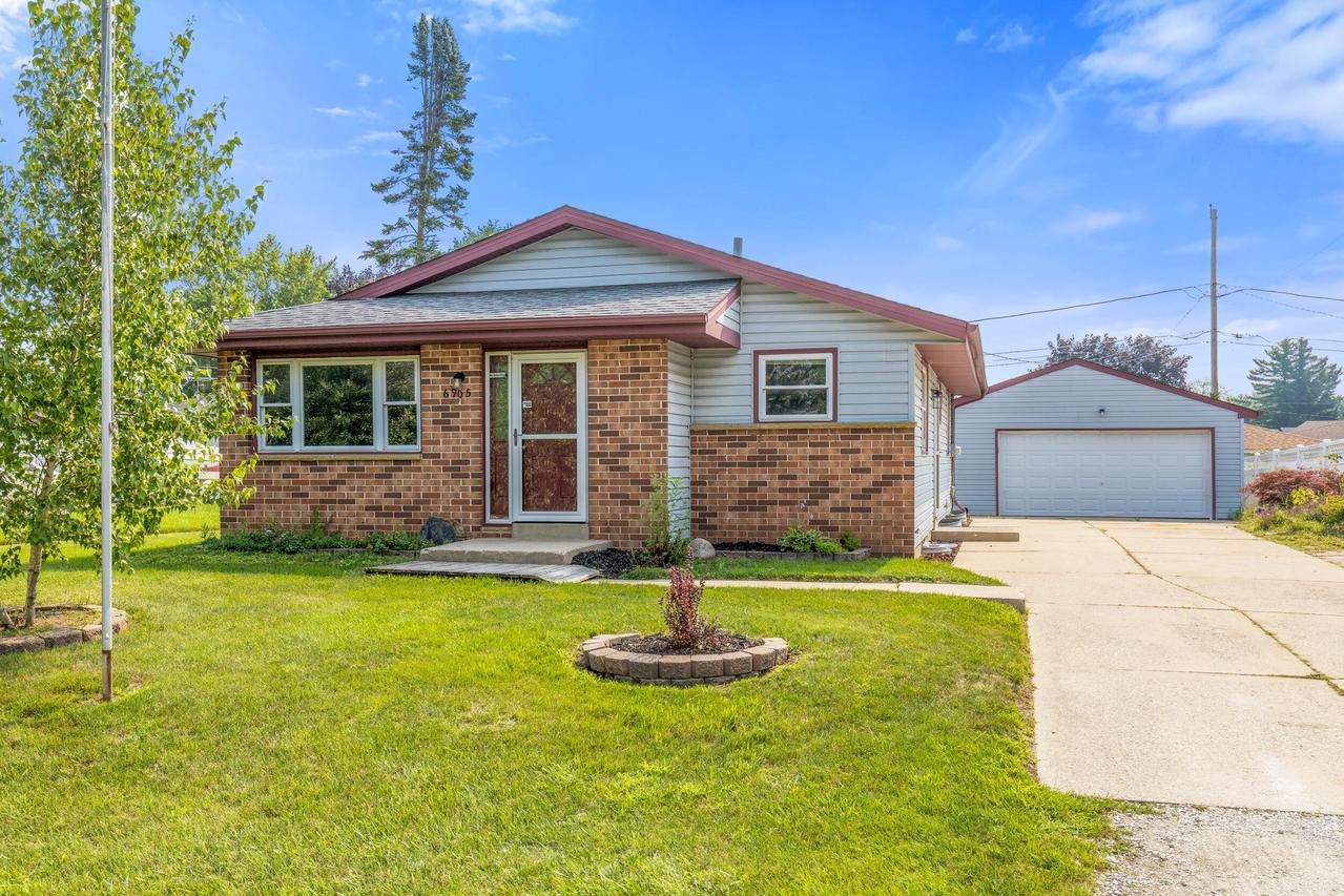 6905 Cliffside Dr, Caledonia, WI 53402