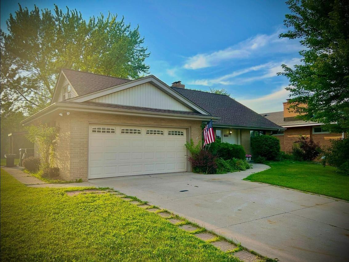 3239 S 121st St, West Allis, WI 53227