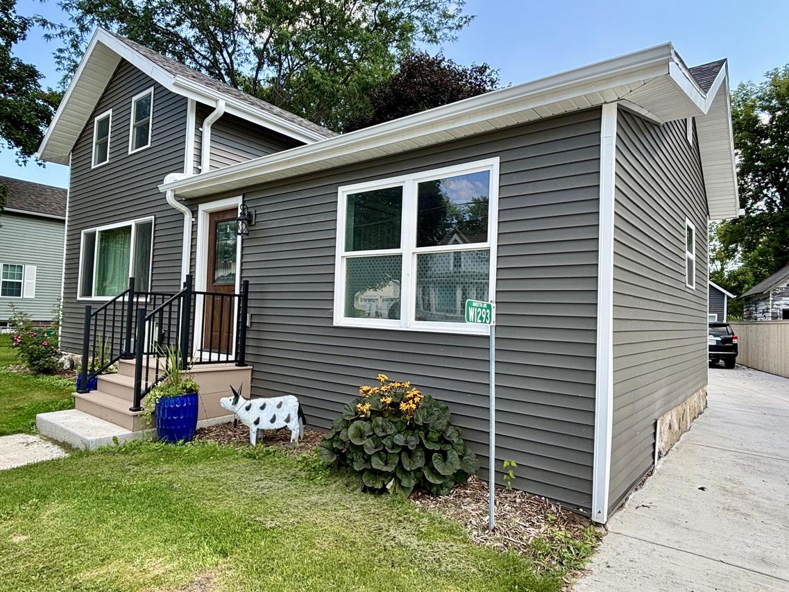 W1293 Marietta Ave, Ixonia, WI 53036