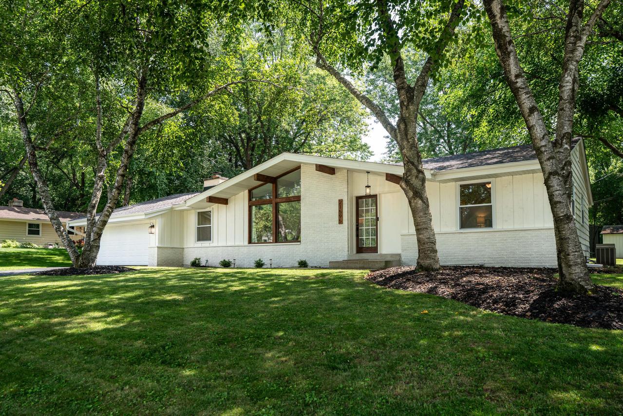 21595 Doneswood Dr, Brookfield, WI 53186