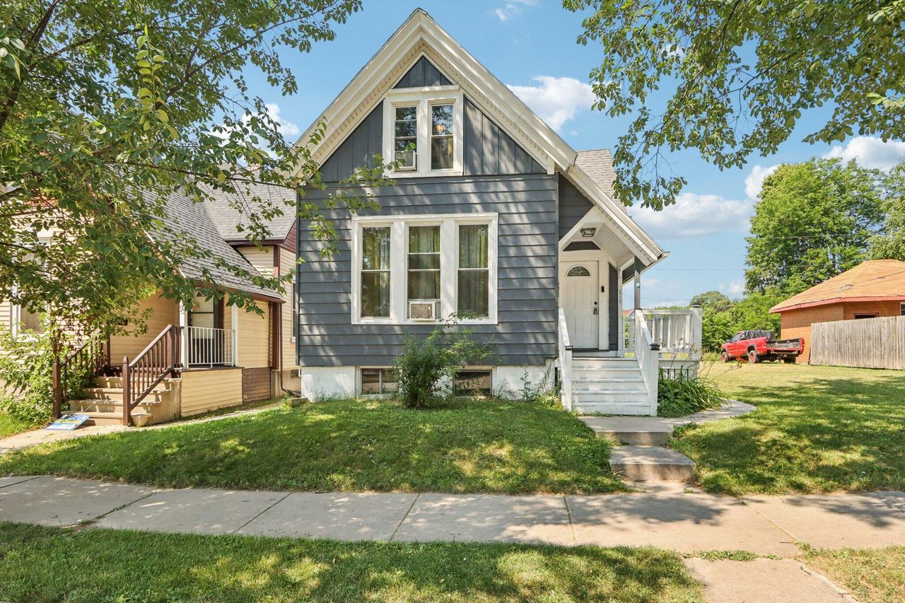 212 W Center St, Milwaukee, WI 53212