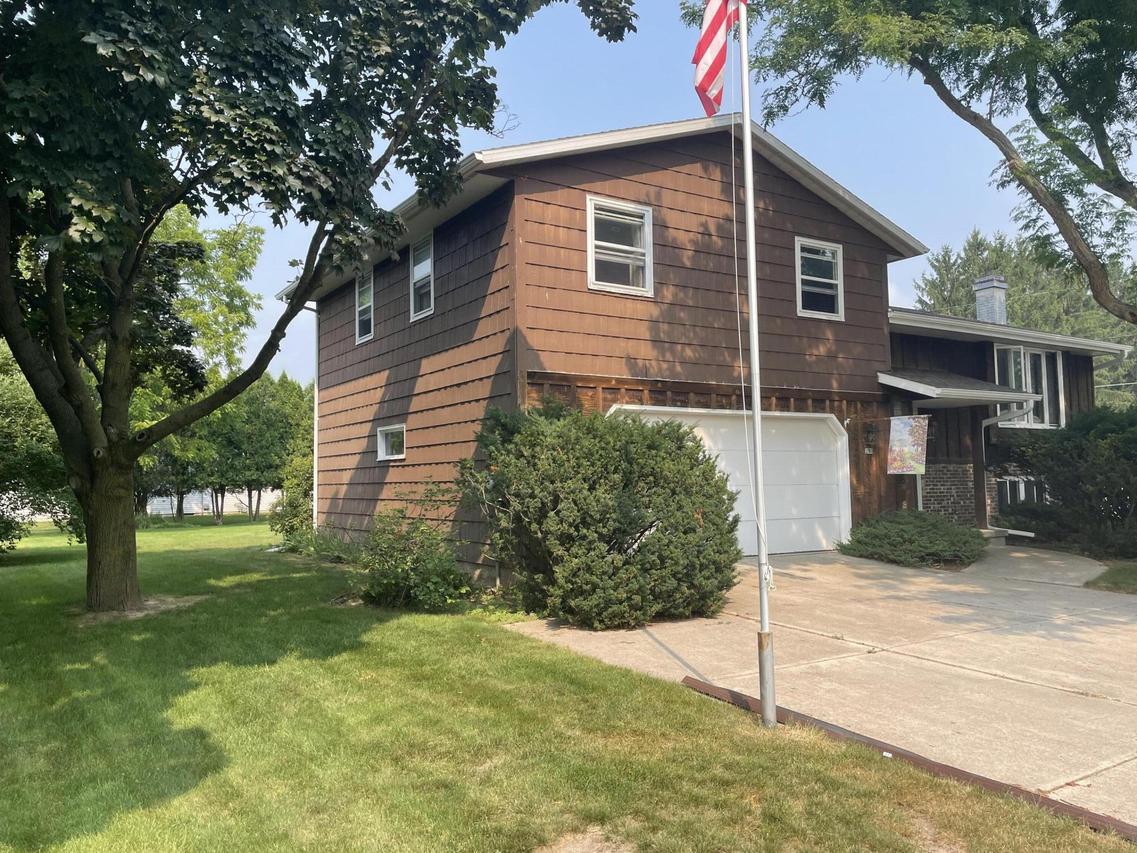 230 Harvest Ct, Manitowoc, WI 54220