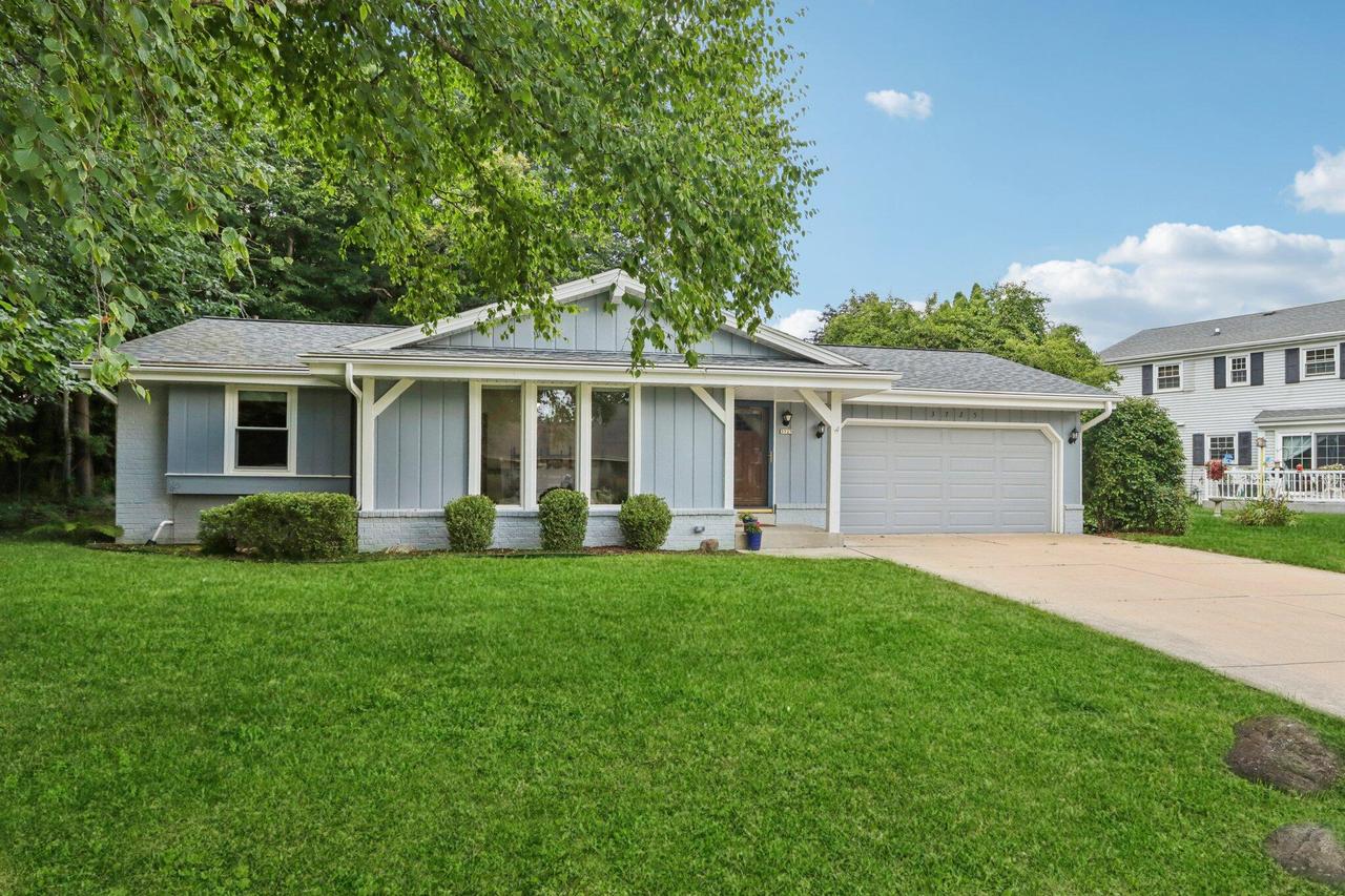 3725 S Maplewood Ln, New Berlin, WI 53151