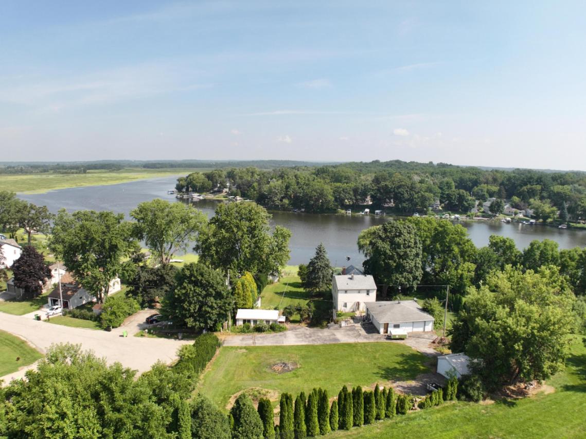 6301 Riverside Rd, Waterford, WI 53185