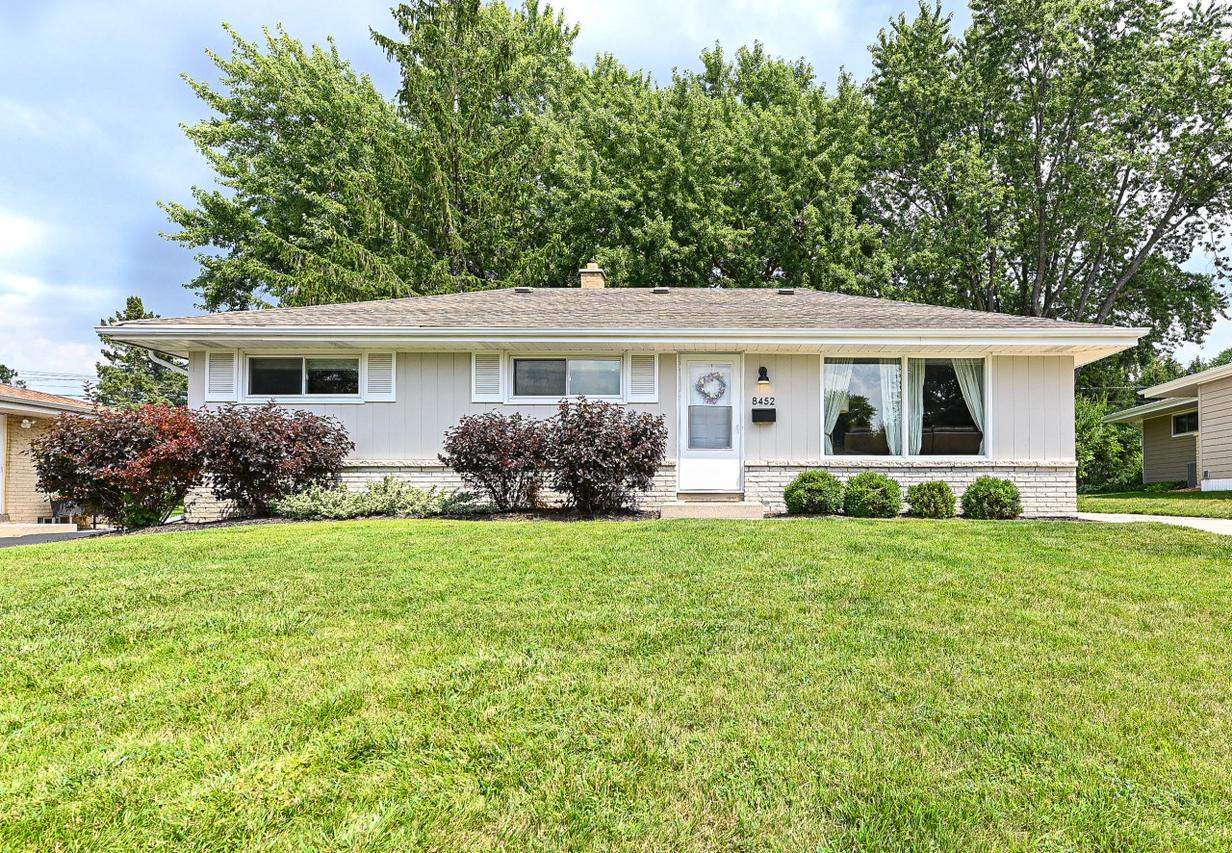 W149N8452 Norman Dr, Menomonee Falls, WI 53051