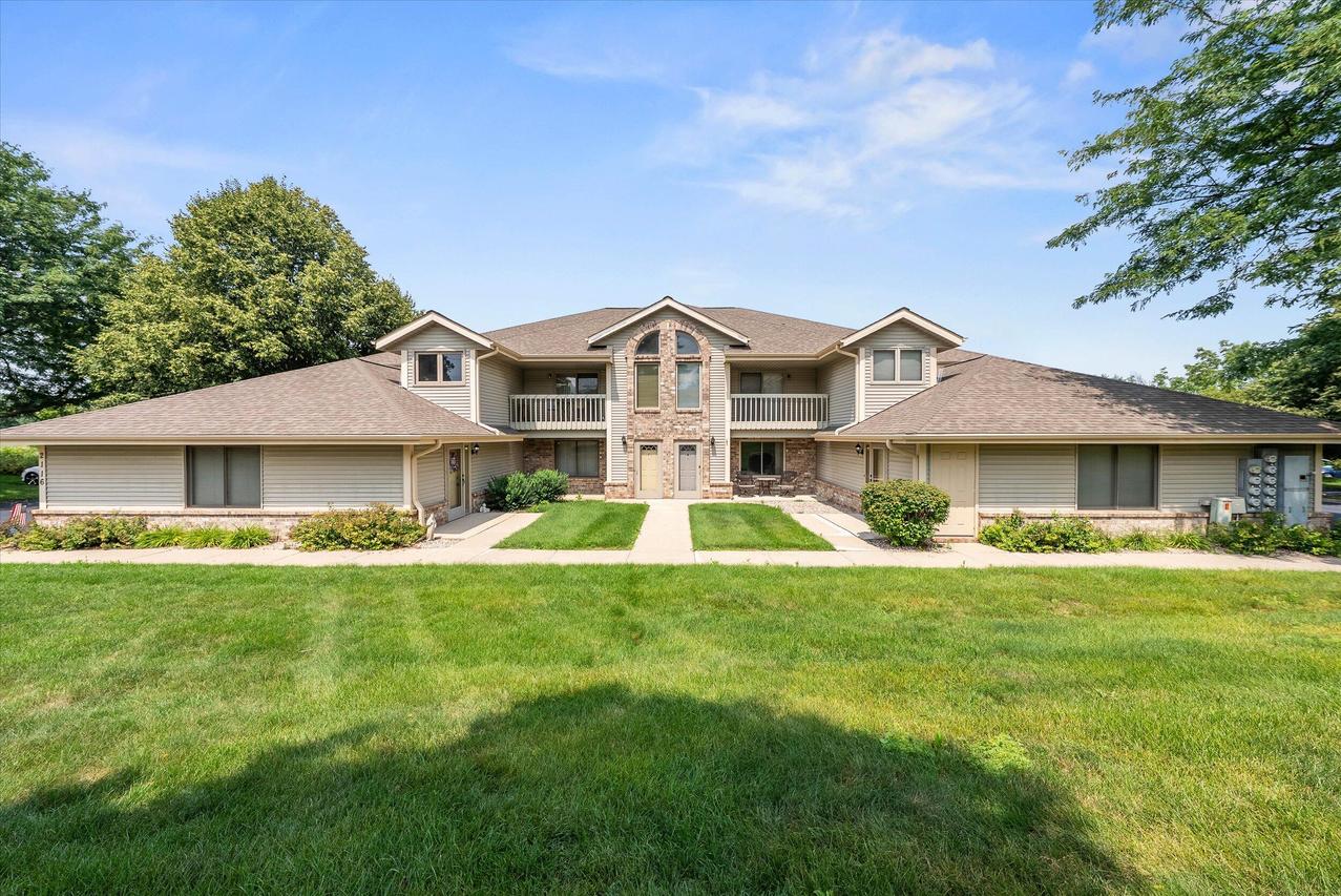 2116 Woodburn Rd #B, Waukesha, WI 53188