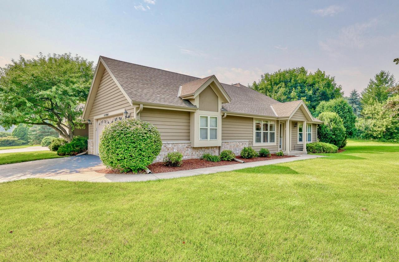 N24W24003 Brandon Oaks Dr #B, Pewaukee, WI 53072