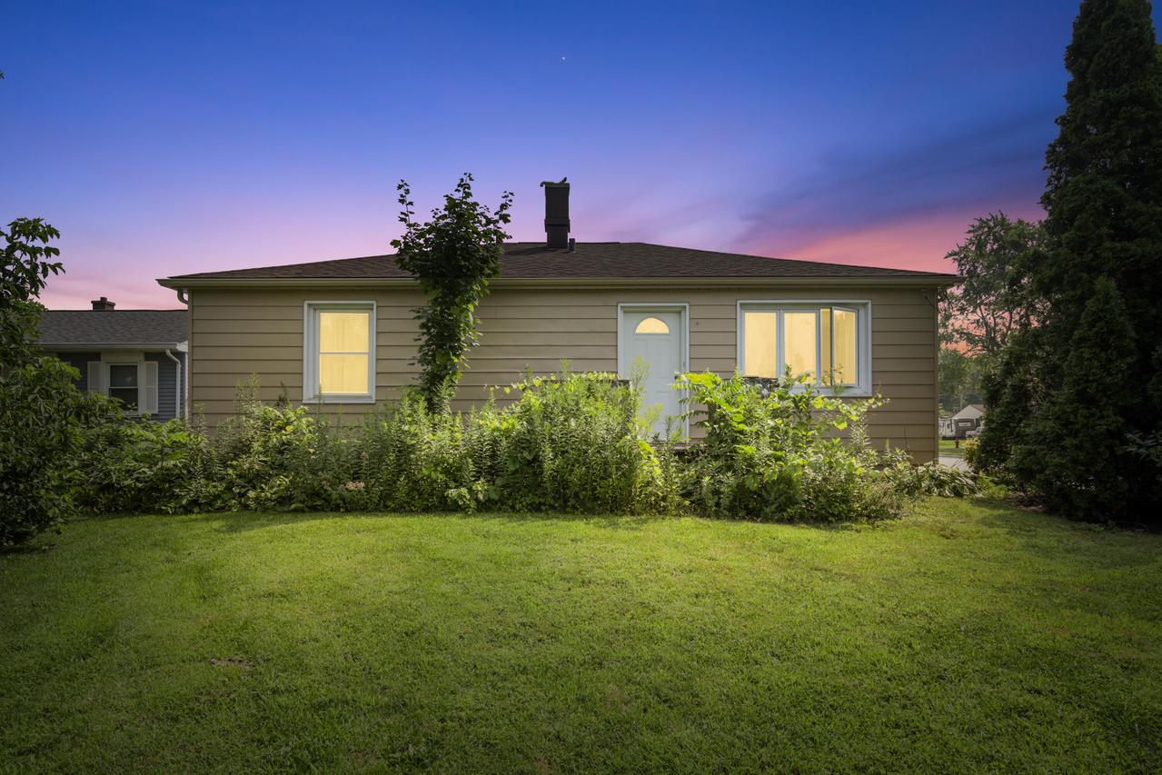 1402 Riverview Dr, Kewaskum, WI 53040