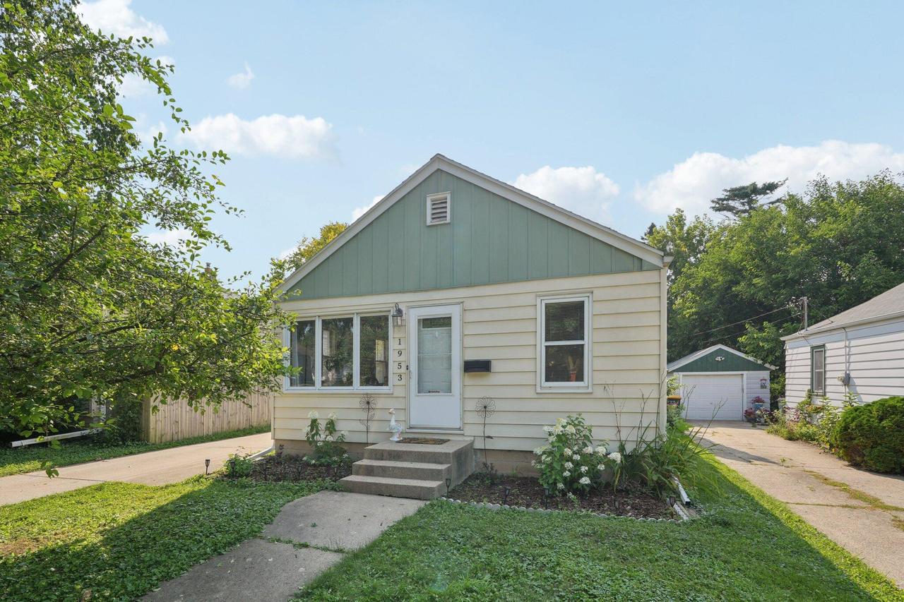 1953 S 97th St, West Allis, WI 53227