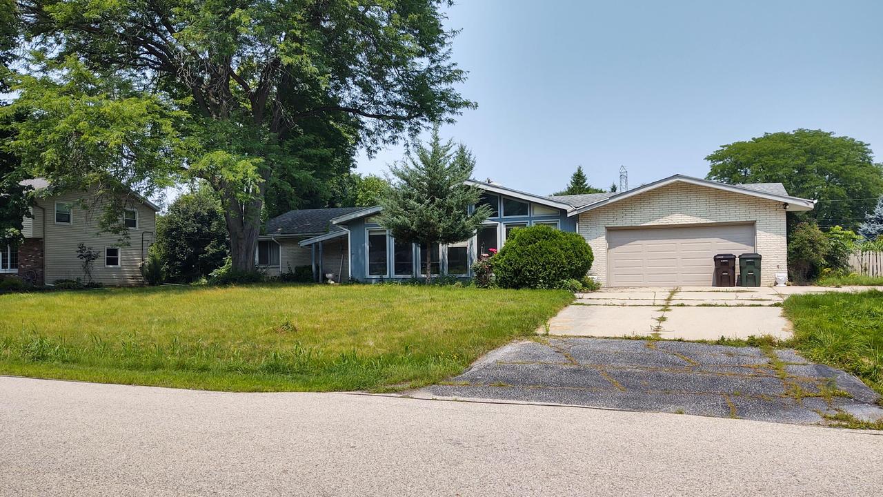 14400 W Rogers Dr, New Berlin, WI 53151