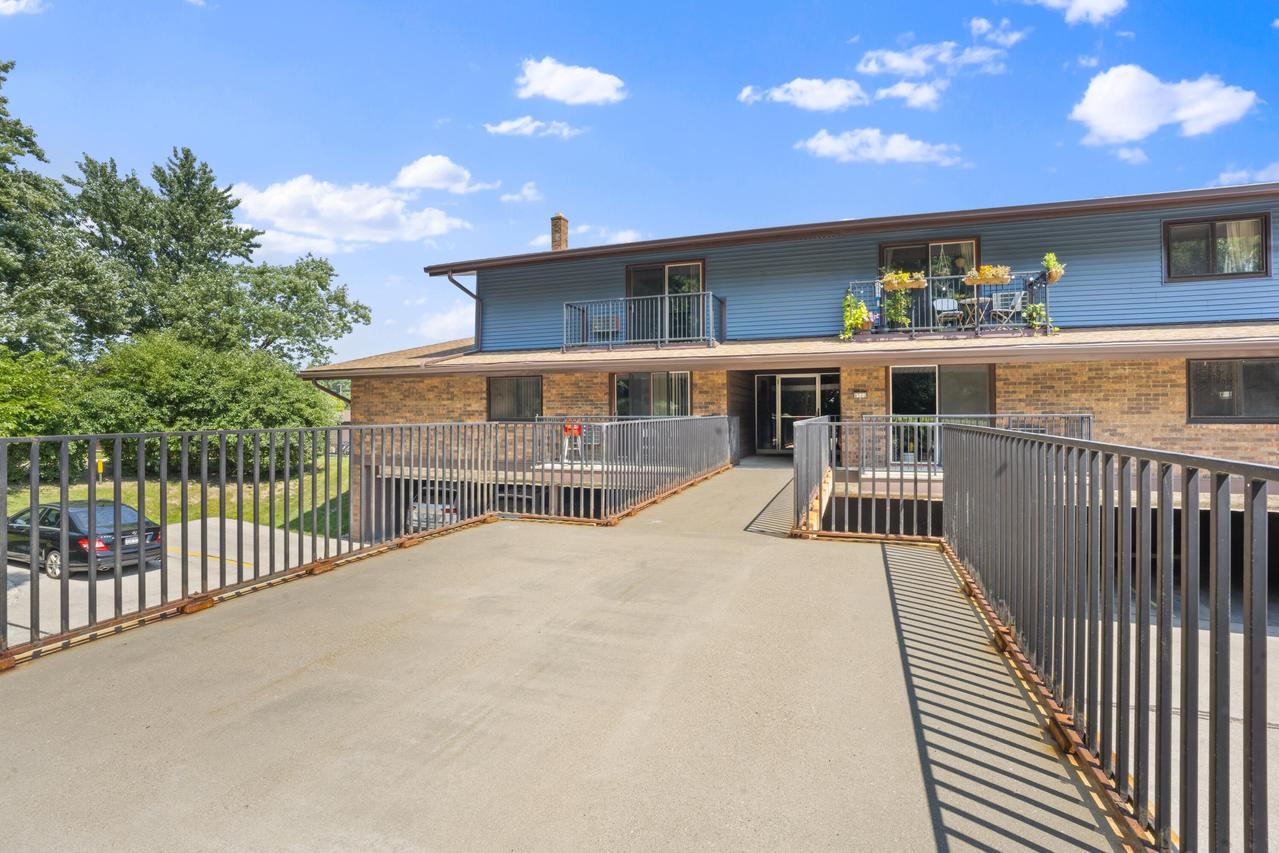 8500 W Waterford Ave #7, Greenfield, WI 53228