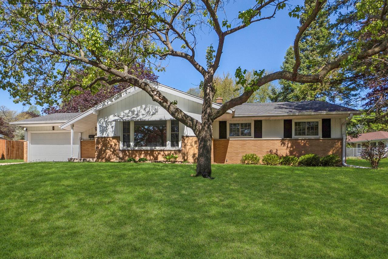 910 N Cavalier Dr, Waukesha, WI 53186