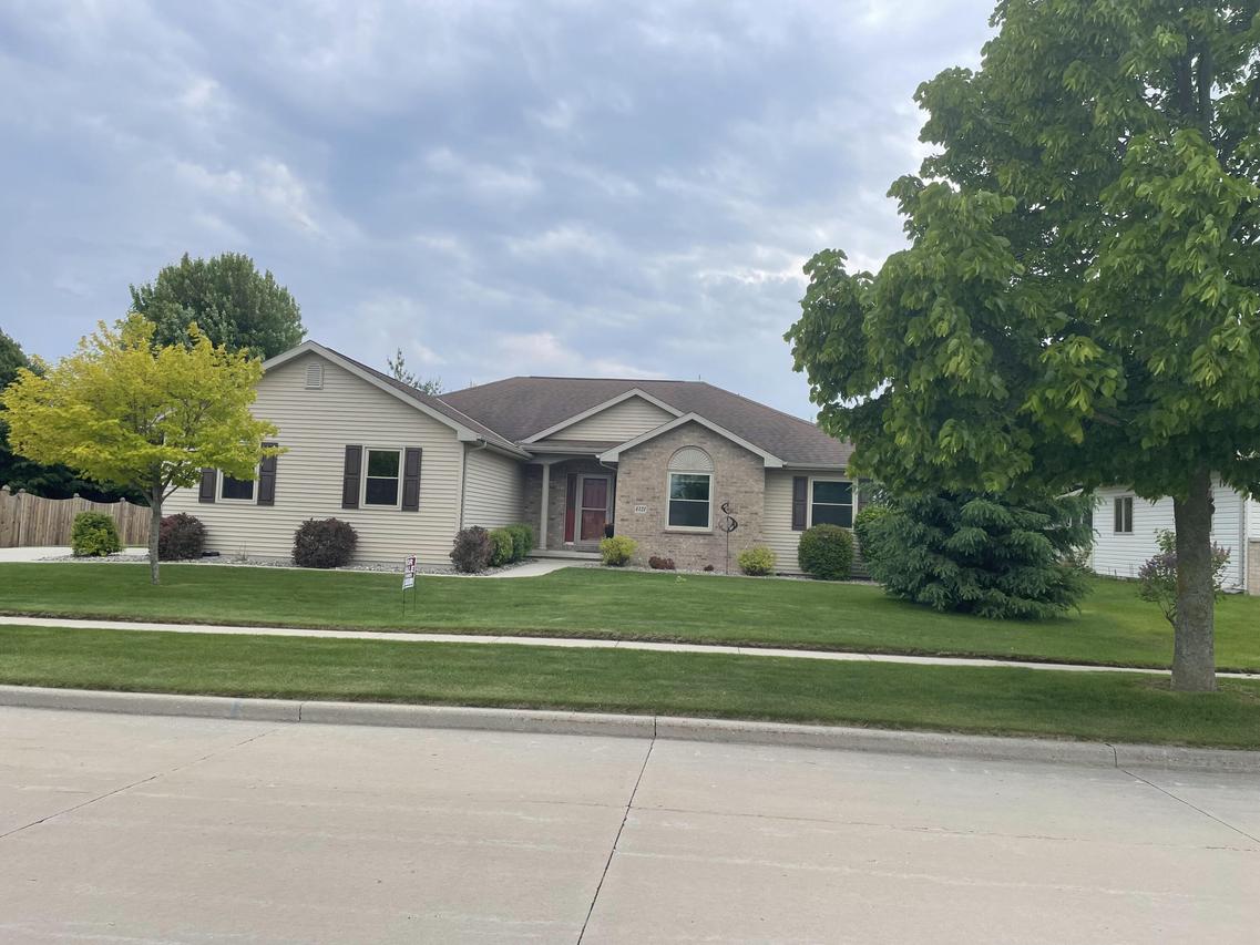 4321 Deerfield Ln, Manitowoc, WI 54220