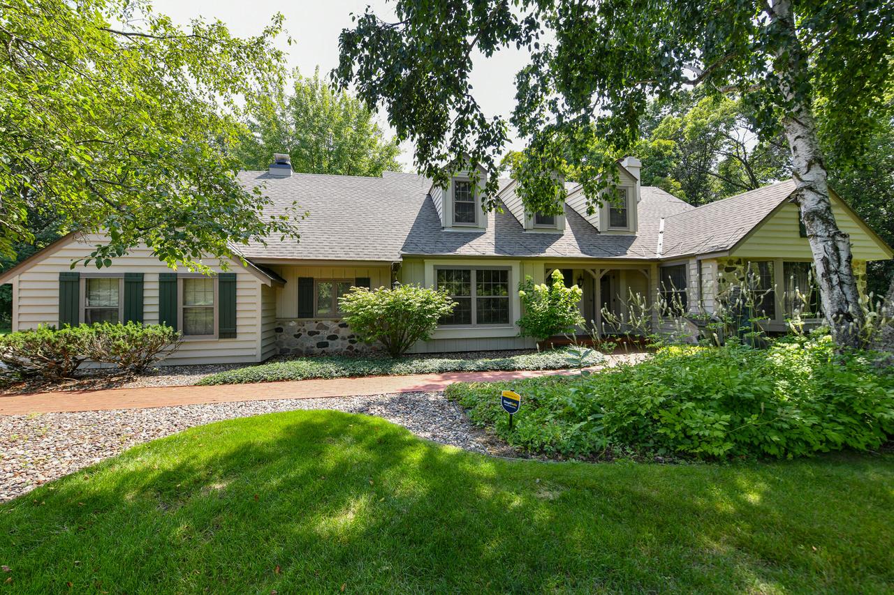 N25W30641 Ravine Ct, Delafield, WI 53072
