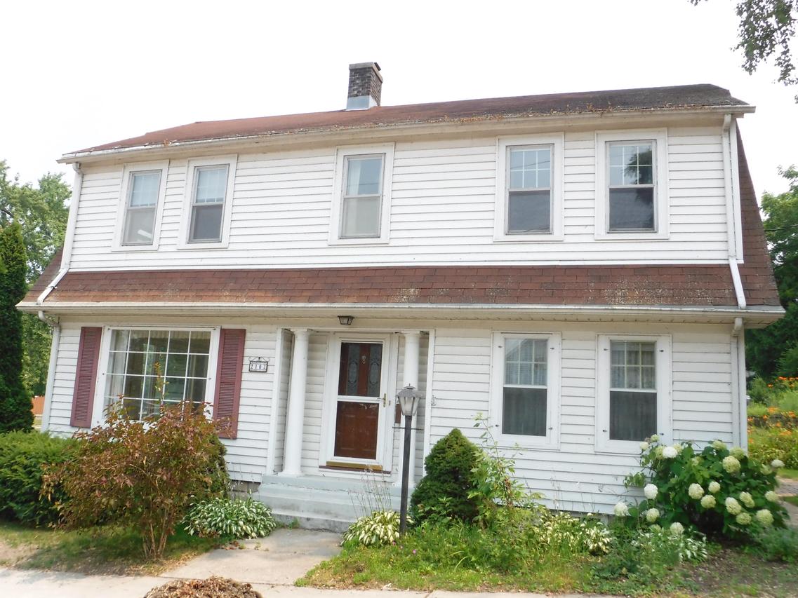 2103 S 9th St, Manitowoc, WI 54220