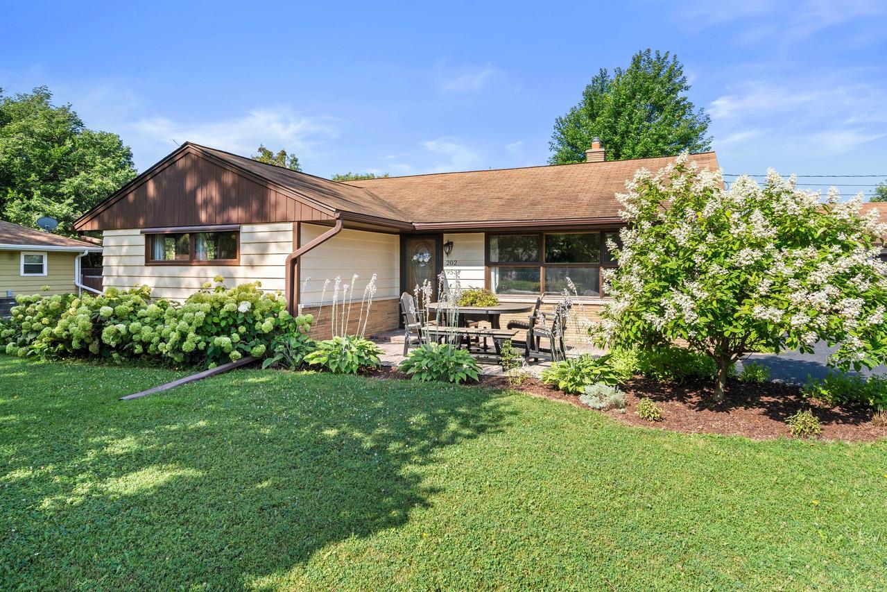 W202N9537 Club Cir, Menomonee Falls, WI 53051