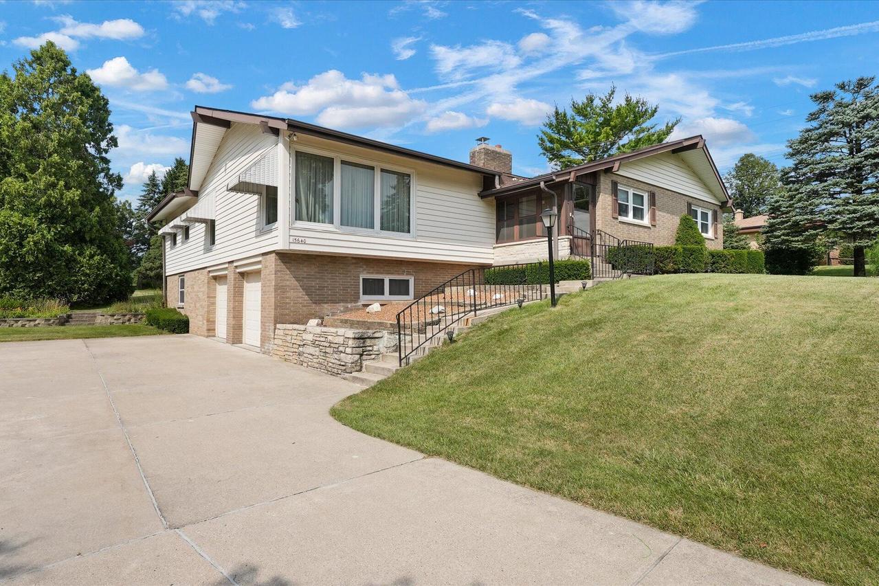 15640 Brookhill Dr, Brookfield, WI 53005