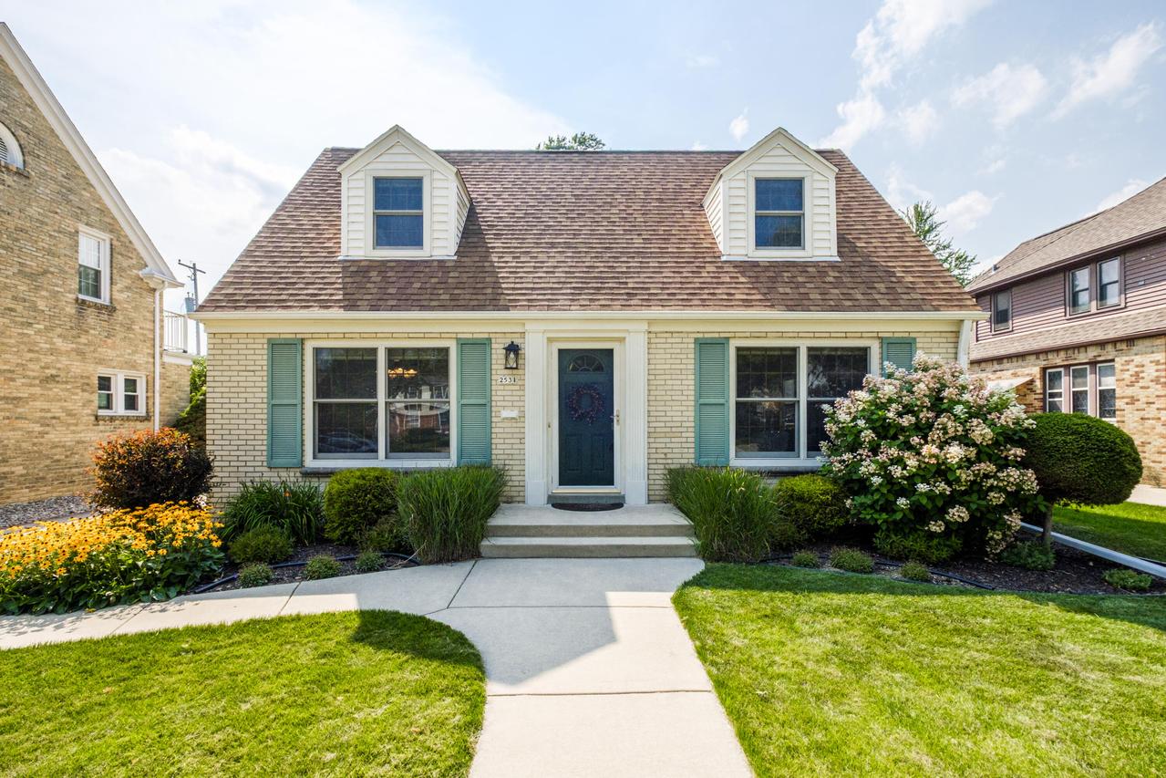 2531 N 83rd St, Wauwatosa, WI 53213