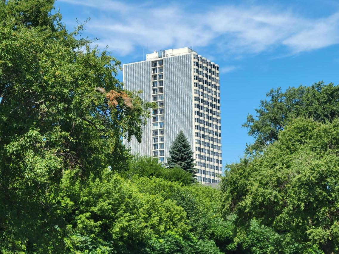 2525 S Shore Dr #12E, Milwaukee, WI 53207