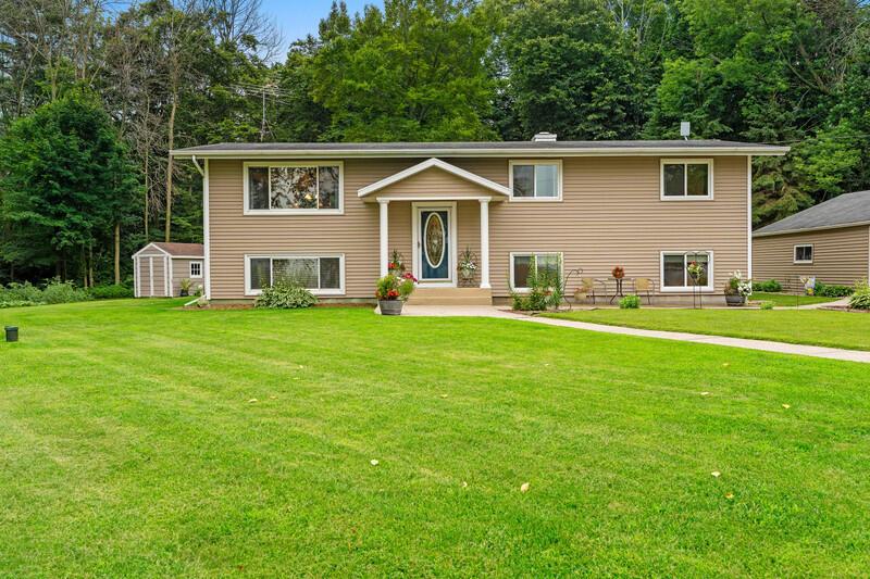 7029 W Hillcrest Rd, Kossuth, WI 54220