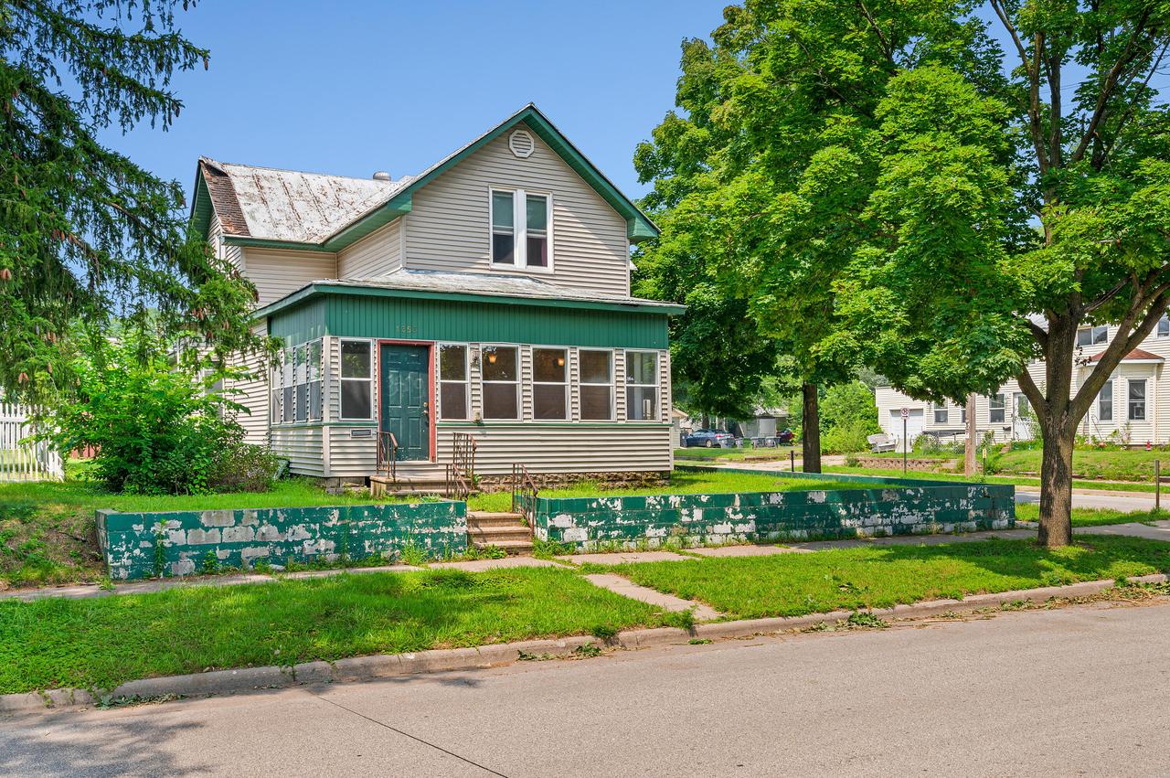 1353 Kane St, La Crosse, WI 54603