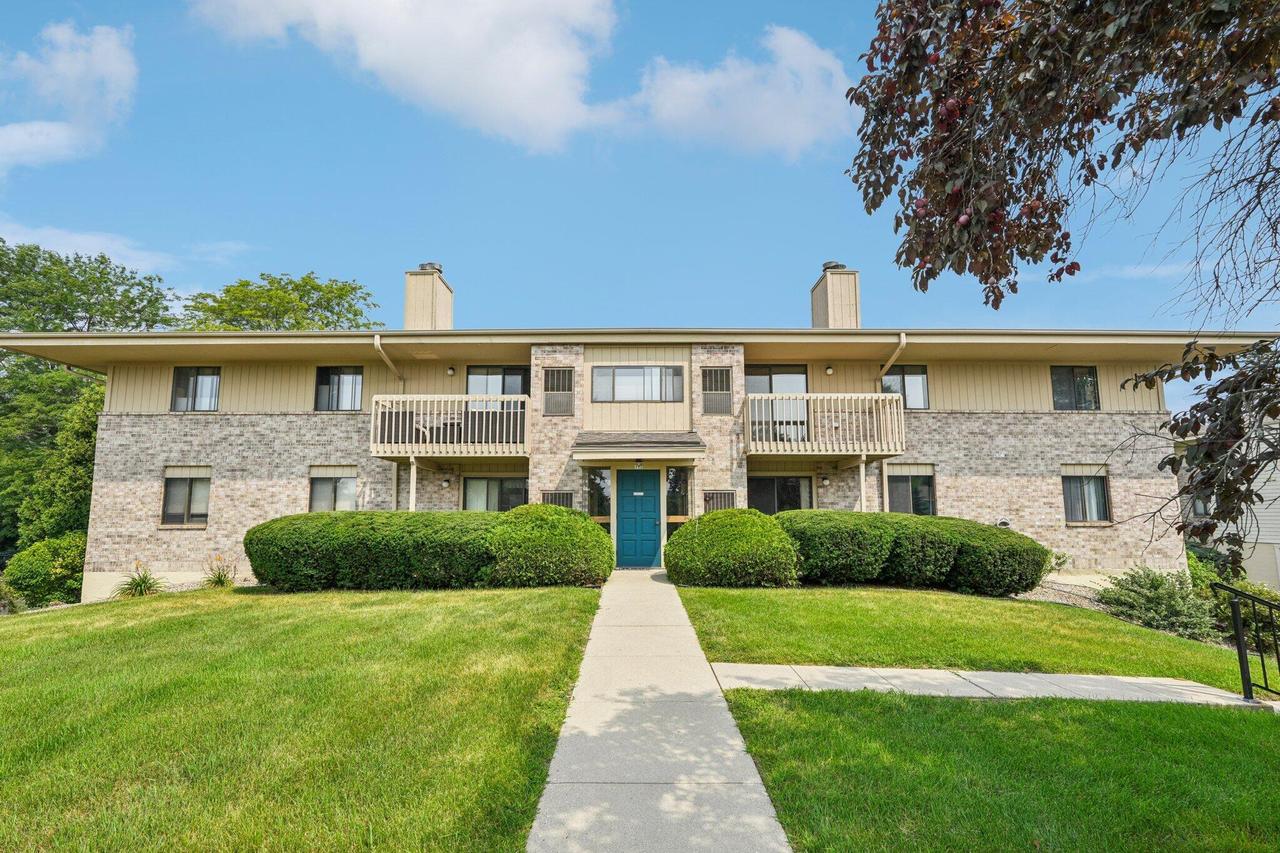 112 E Freistadt Rd #C, Thiensville, WI 53092