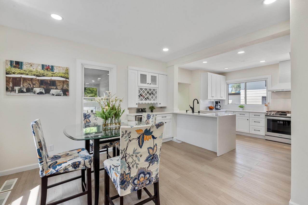 1055 N 68th St, Wauwatosa, WI 53213