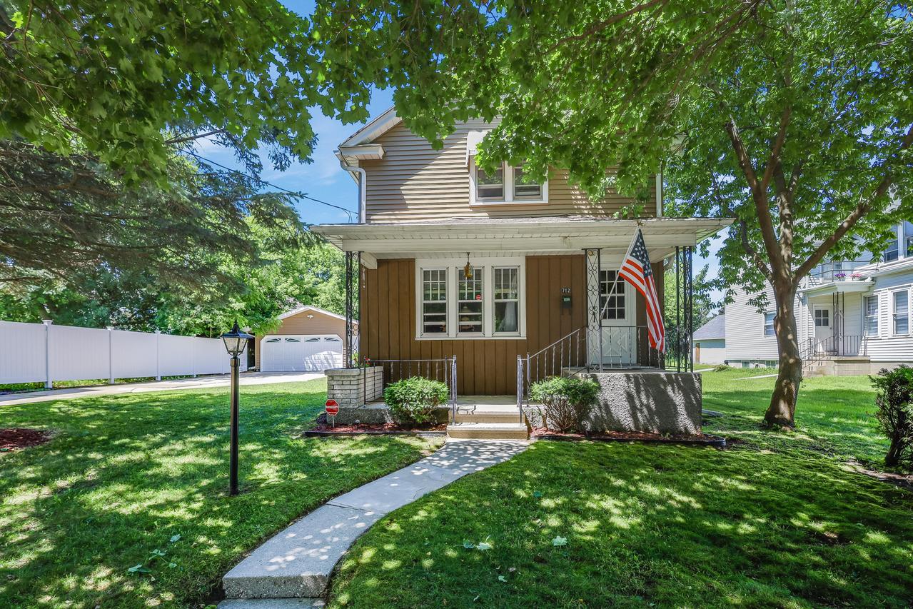 712 N 5th St, Manitowoc, WI 54220