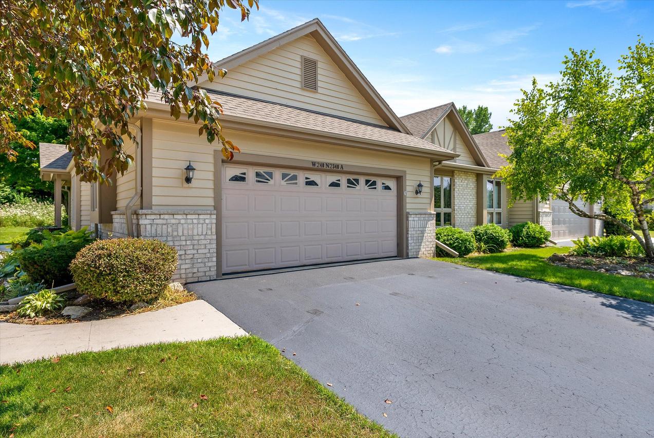 W240N2340 E Parkway Meadow #A, Pewaukee, WI 53072