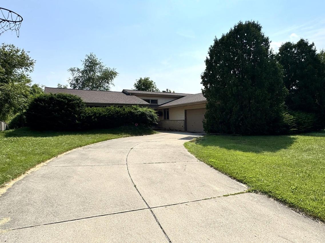 7823 W Coventry Dr, Franklin, WI 53132