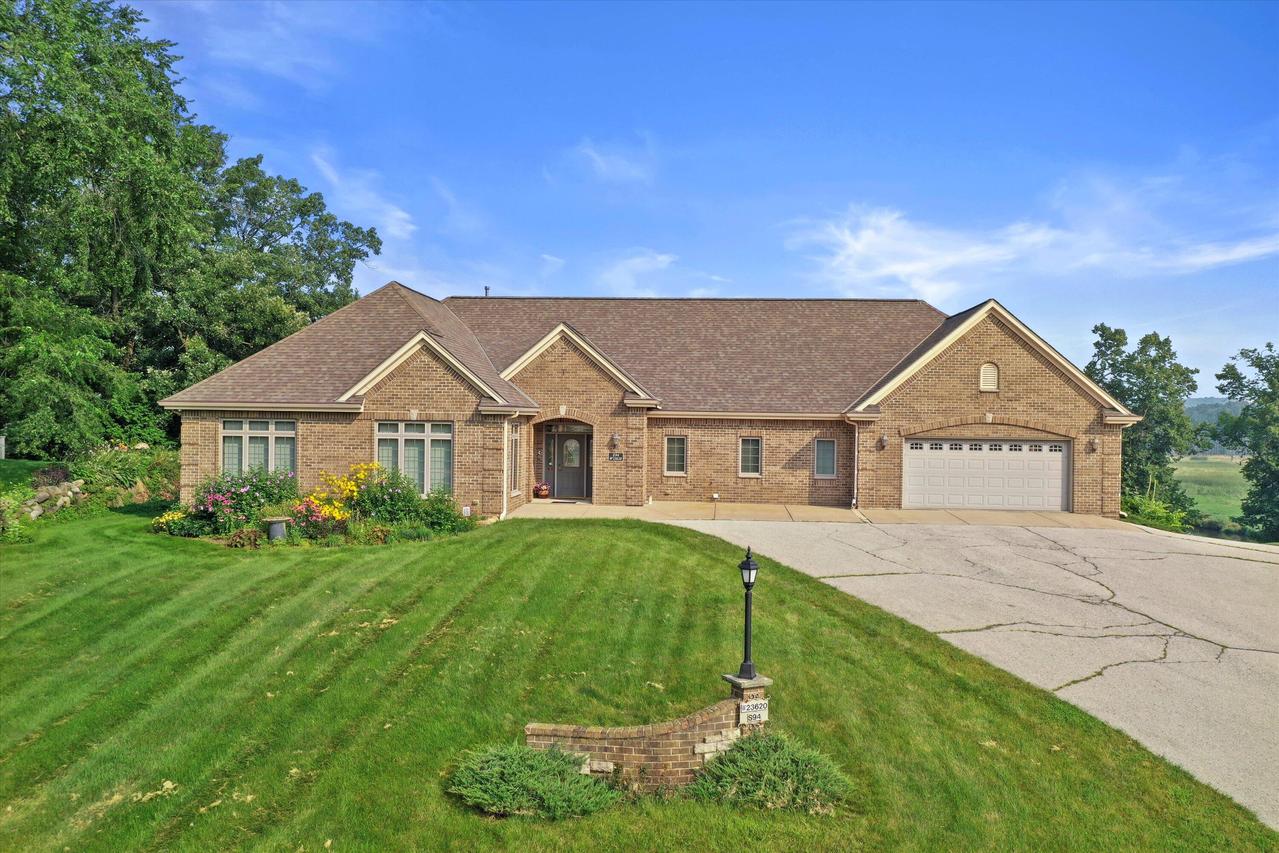 S94W23620 Kunzendorf Ct, Vernon, WI 53103