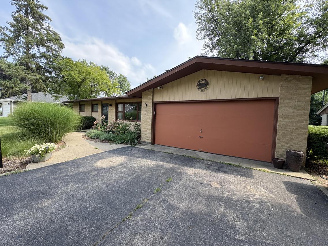 38827 91st Pl, Randall, WI 53105