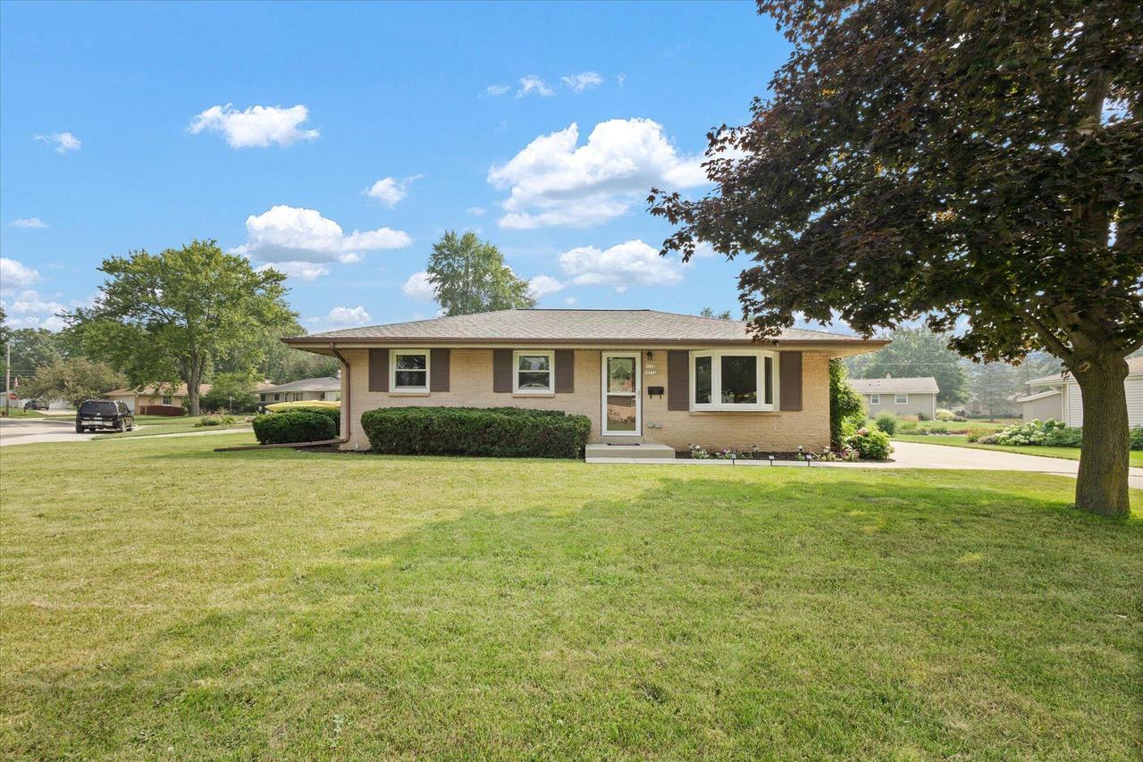 W178N8752 Hope Ln, Menomonee Falls, WI 53051